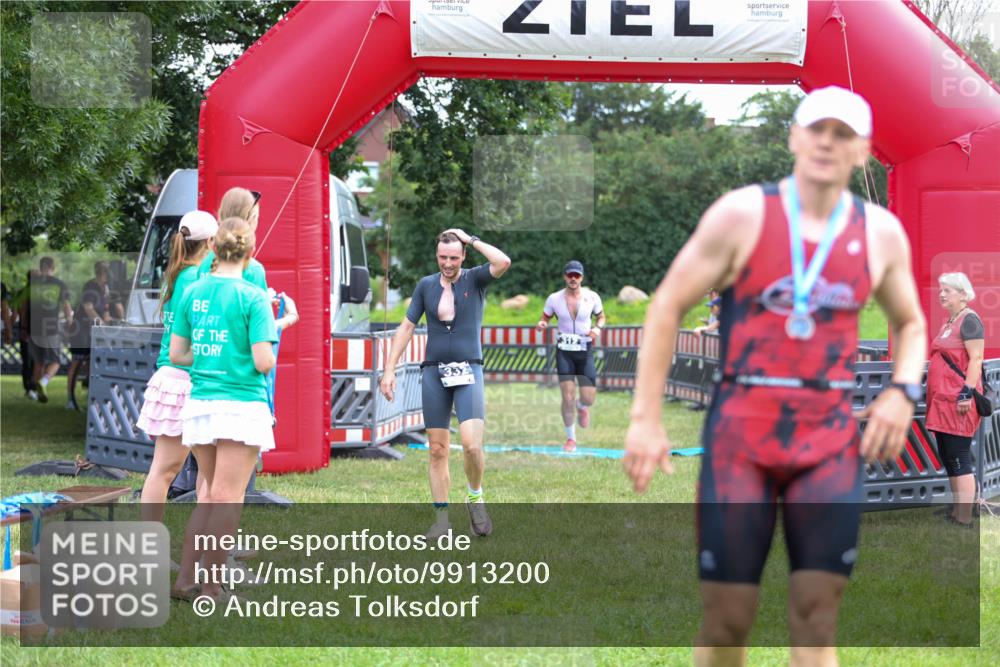 21.06.2026 - 29. Vierlanden-Triathlon Andreas Tolksdorf http://msf.ph/oto/9913200 21.06.2026 11:03:08 Ziel 312, 332 meine-sportfotos.de