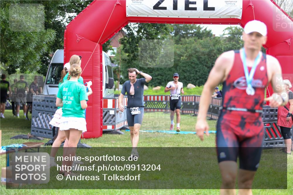 21.06.2026 - 29. Vierlanden-Triathlon Andreas Tolksdorf http://msf.ph/oto/9913204 21.06.2026 11:03:09 Ziel 312, 332 meine-sportfotos.de