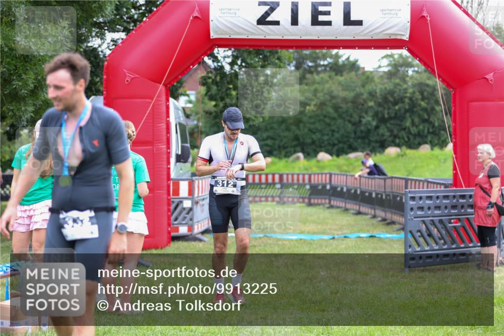 21.06.2026 - 29. Vierlanden-Triathlon Andreas Tolksdorf http://msf.ph/oto/9913225 21.06.2026 11:03:17 Ziel  meine-sportfotos.de