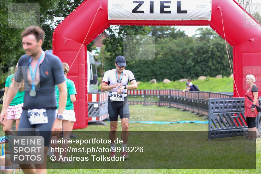 21.06.2026 - 29. Vierlanden-Triathlon Andreas Tolksdorf http://msf.ph/oto/9913226 21.06.2026 11:03:17 Ziel  meine-sportfotos.de