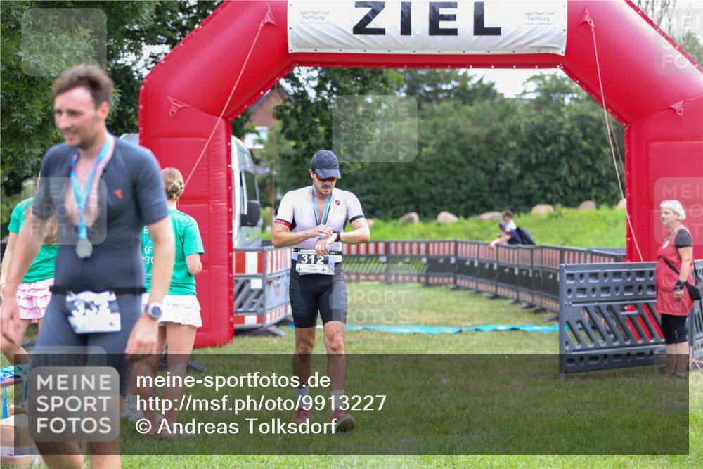 21.06.2026 - 29. Vierlanden-Triathlon Andreas Tolksdorf http://msf.ph/oto/9913227 21.06.2026 11:03:18 Ziel  meine-sportfotos.de