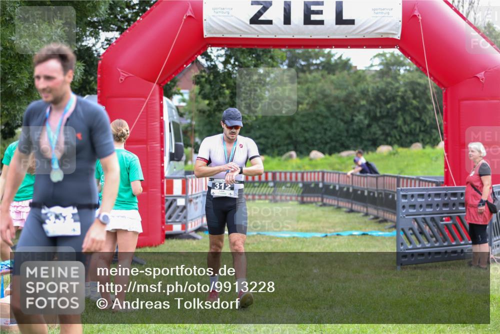 21.06.2026 - 29. Vierlanden-Triathlon Andreas Tolksdorf http://msf.ph/oto/9913228 21.06.2026 11:03:18 Ziel  meine-sportfotos.de