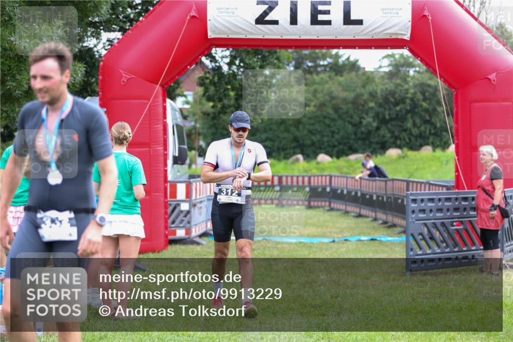 21.06.2026 - 29. Vierlanden-Triathlon Andreas Tolksdorf http://msf.ph/oto/9913229 21.06.2026 11:03:18 Ziel  meine-sportfotos.de