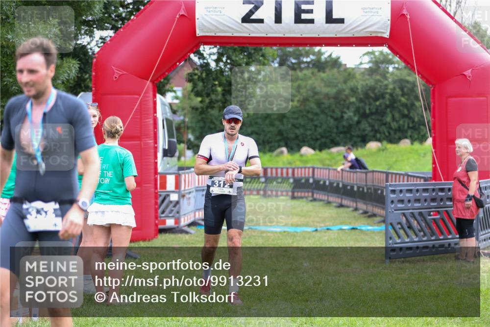 21.06.2026 - 29. Vierlanden-Triathlon Andreas Tolksdorf http://msf.ph/oto/9913231 21.06.2026 11:03:18 Ziel  meine-sportfotos.de