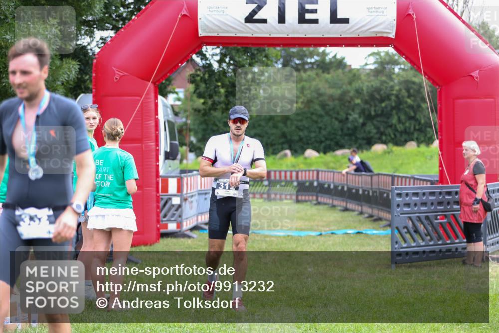 21.06.2026 - 29. Vierlanden-Triathlon Andreas Tolksdorf http://msf.ph/oto/9913232 21.06.2026 11:03:18 Ziel  meine-sportfotos.de