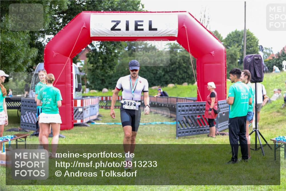 21.06.2026 - 29. Vierlanden-Triathlon Andreas Tolksdorf http://msf.ph/oto/9913233 21.06.2026 11:03:19 Ziel  meine-sportfotos.de