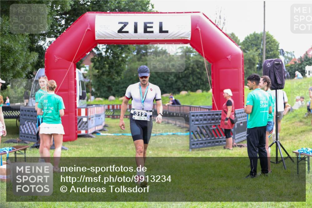 21.06.2026 - 29. Vierlanden-Triathlon Andreas Tolksdorf http://msf.ph/oto/9913234 21.06.2026 11:03:19 Ziel  meine-sportfotos.de