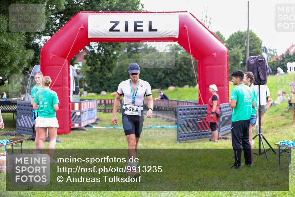 21.06.2026 - 29. Vierlanden-Triathlon Andreas Tolksdorf http://msf.ph/oto/9913235 21.06.2026 11:03:19 Ziel  meine-sportfotos.de