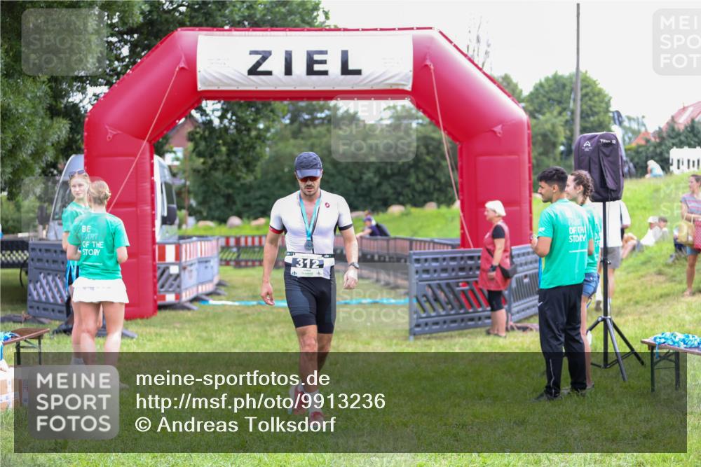21.06.2026 - 29. Vierlanden-Triathlon Andreas Tolksdorf http://msf.ph/oto/9913236 21.06.2026 11:03:19 Ziel  meine-sportfotos.de