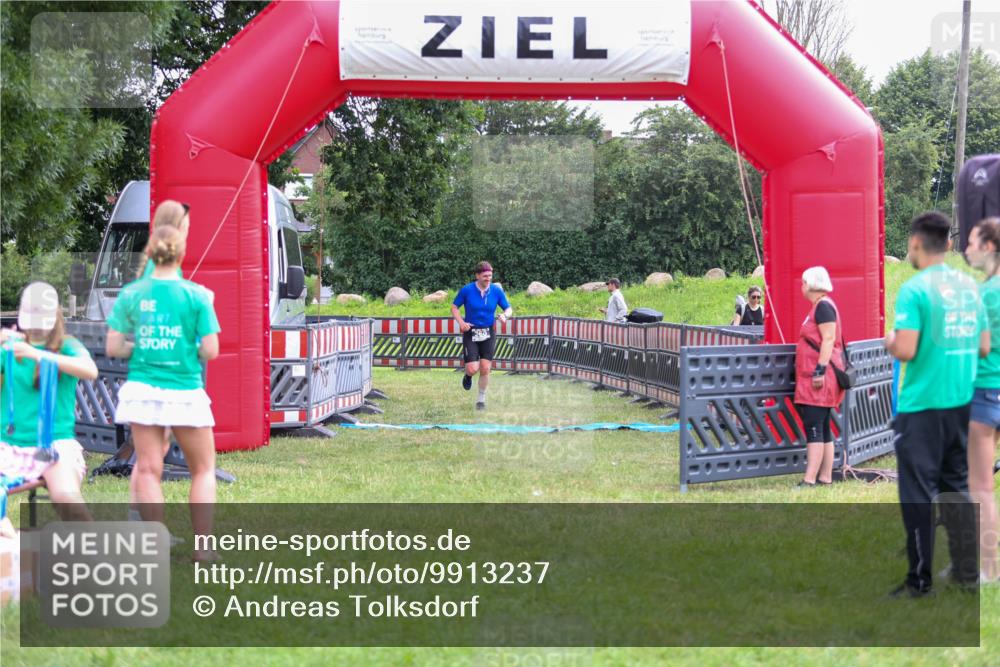 21.06.2026 - 29. Vierlanden-Triathlon Andreas Tolksdorf http://msf.ph/oto/9913237 21.06.2026 11:04:18 Ziel 360 meine-sportfotos.de