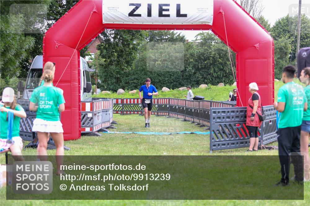 21.06.2026 - 29. Vierlanden-Triathlon Andreas Tolksdorf http://msf.ph/oto/9913239 21.06.2026 11:04:18 Ziel 360 meine-sportfotos.de