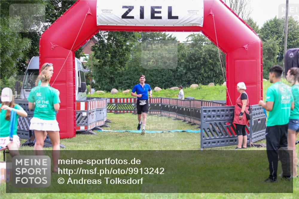 21.06.2026 - 29. Vierlanden-Triathlon Andreas Tolksdorf http://msf.ph/oto/9913242 21.06.2026 11:04:19 Ziel 360 meine-sportfotos.de