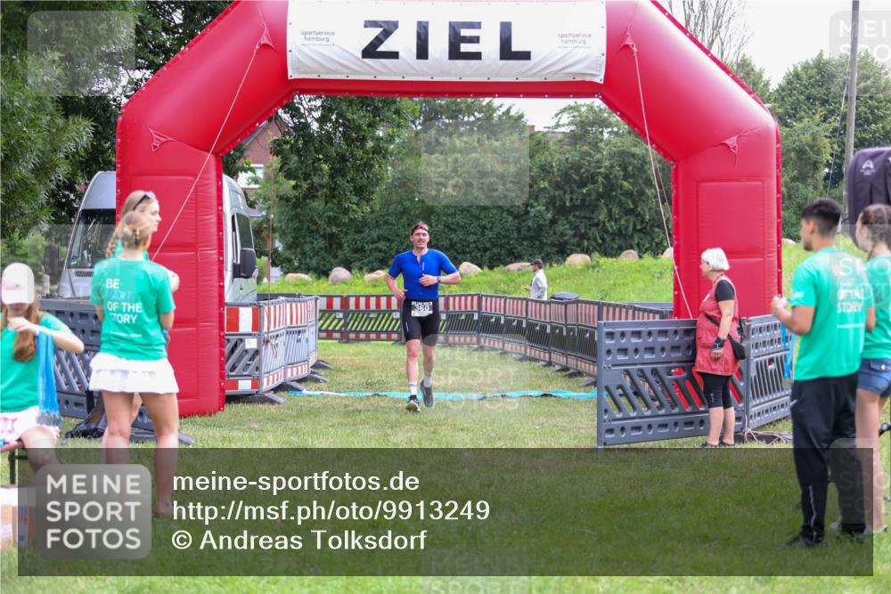 21.06.2026 - 29. Vierlanden-Triathlon Andreas Tolksdorf http://msf.ph/oto/9913249 21.06.2026 11:04:19 Ziel 360 meine-sportfotos.de