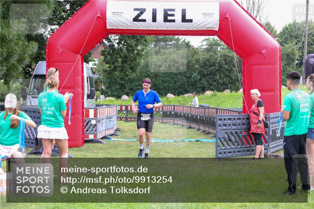 21.06.2026 - 29. Vierlanden-Triathlon Andreas Tolksdorf http://msf.ph/oto/9913254 21.06.2026 11:04:21 Ziel 360 meine-sportfotos.de