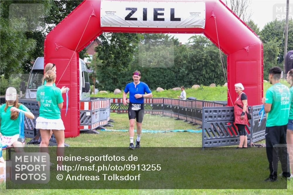 21.06.2026 - 29. Vierlanden-Triathlon Andreas Tolksdorf http://msf.ph/oto/9913255 21.06.2026 11:04:21 Ziel 360 meine-sportfotos.de