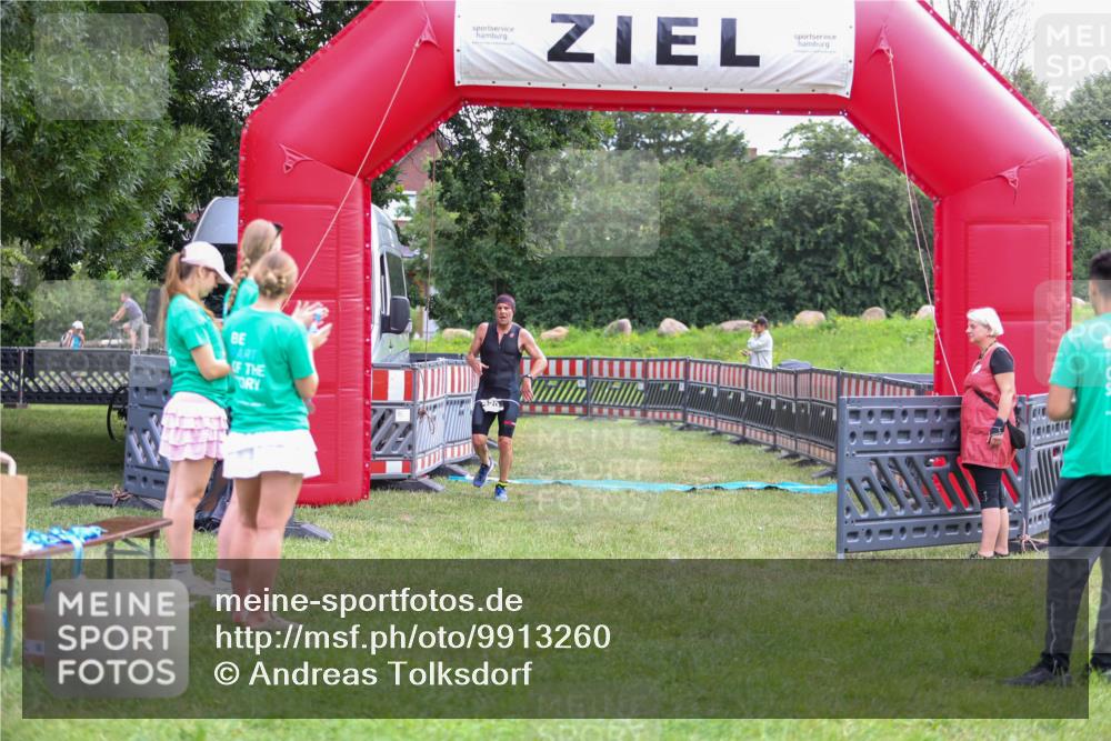 21.06.2026 - 29. Vierlanden-Triathlon Andreas Tolksdorf http://msf.ph/oto/9913260 21.06.2026 11:04:40 Ziel 420 meine-sportfotos.de