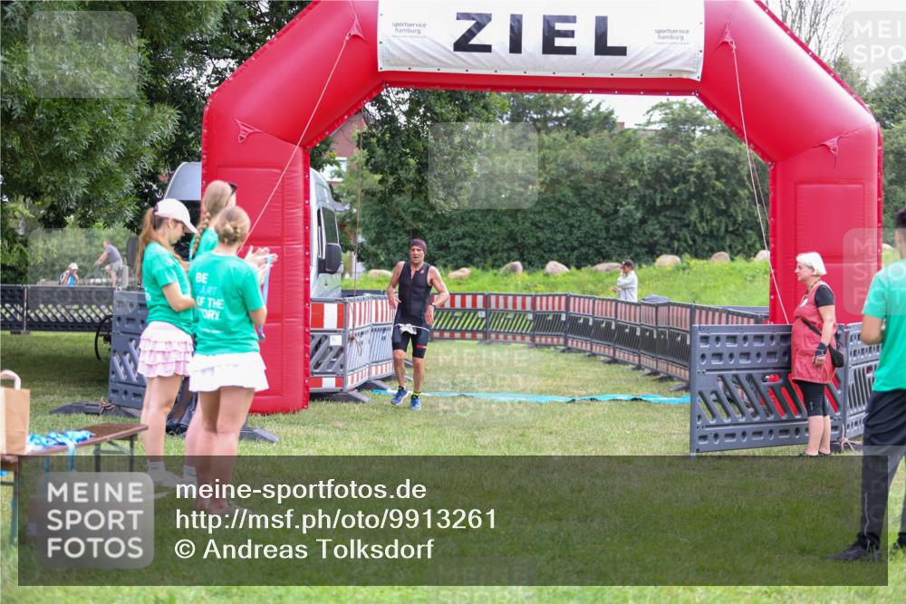 21.06.2026 - 29. Vierlanden-Triathlon Andreas Tolksdorf http://msf.ph/oto/9913261 21.06.2026 11:04:40 Ziel 420 meine-sportfotos.de