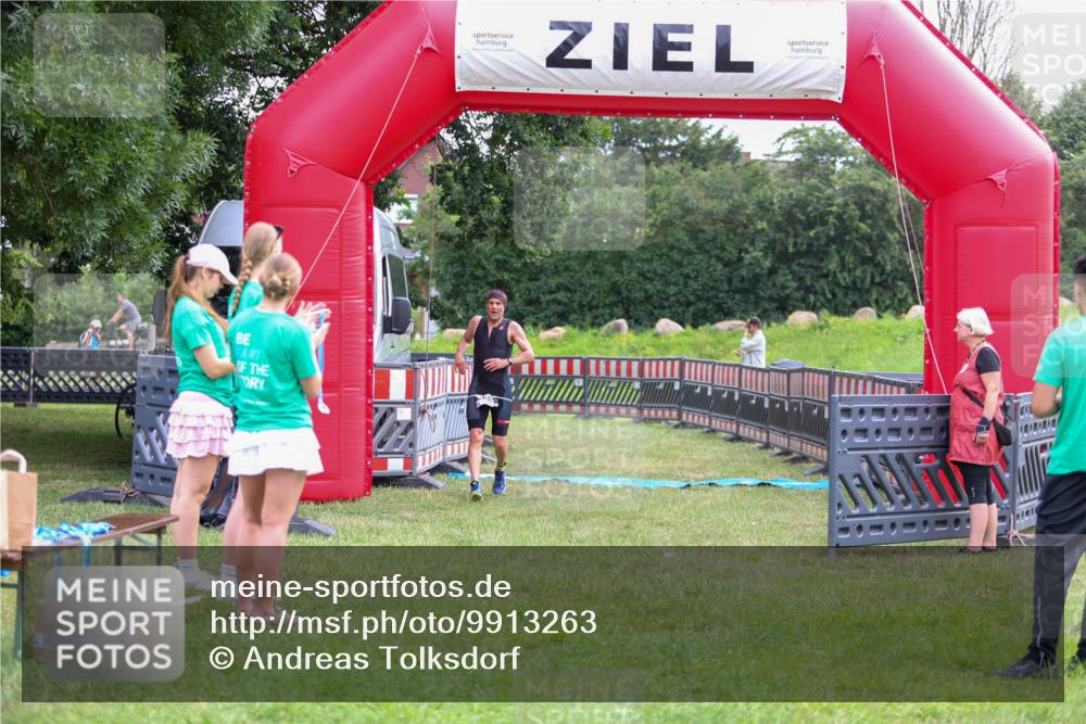 21.06.2026 - 29. Vierlanden-Triathlon Andreas Tolksdorf http://msf.ph/oto/9913263 21.06.2026 11:04:40 Ziel 420 meine-sportfotos.de