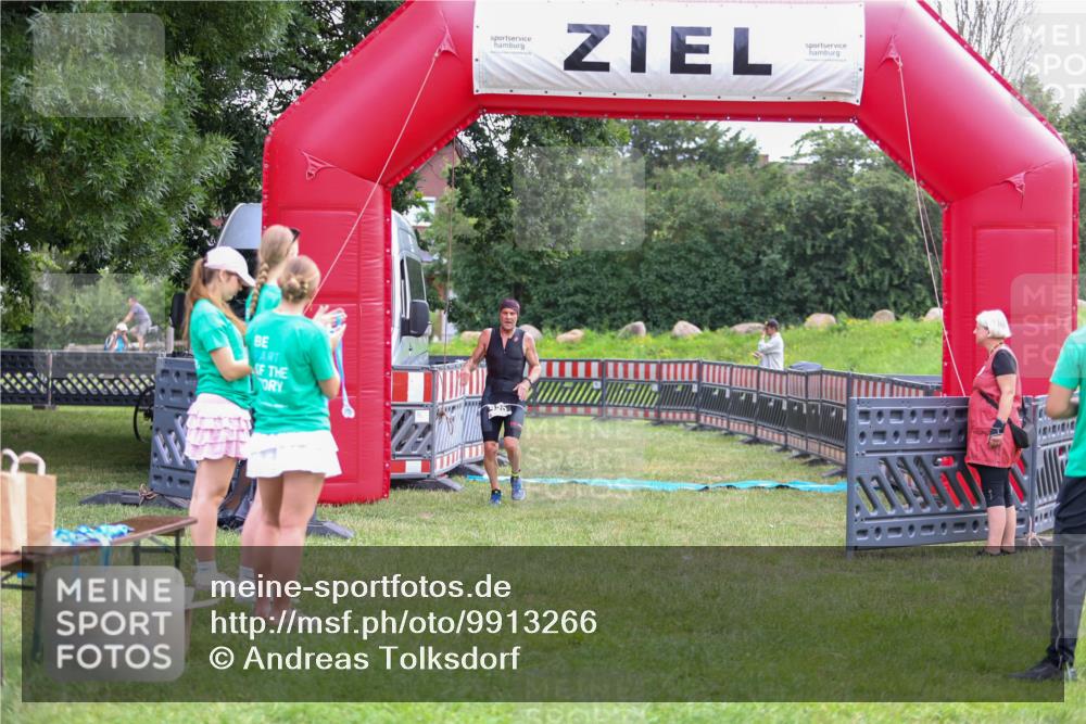 21.06.2026 - 29. Vierlanden-Triathlon Andreas Tolksdorf http://msf.ph/oto/9913266 21.06.2026 11:04:40 Ziel 420 meine-sportfotos.de