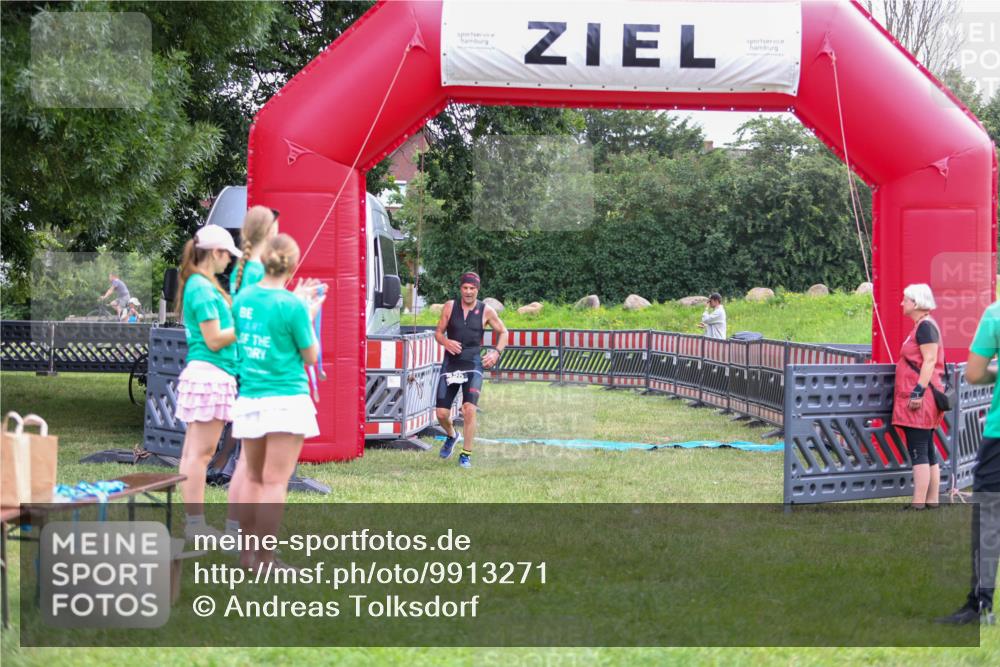 21.06.2026 - 29. Vierlanden-Triathlon Andreas Tolksdorf http://msf.ph/oto/9913271 21.06.2026 11:04:41 Ziel 420 meine-sportfotos.de