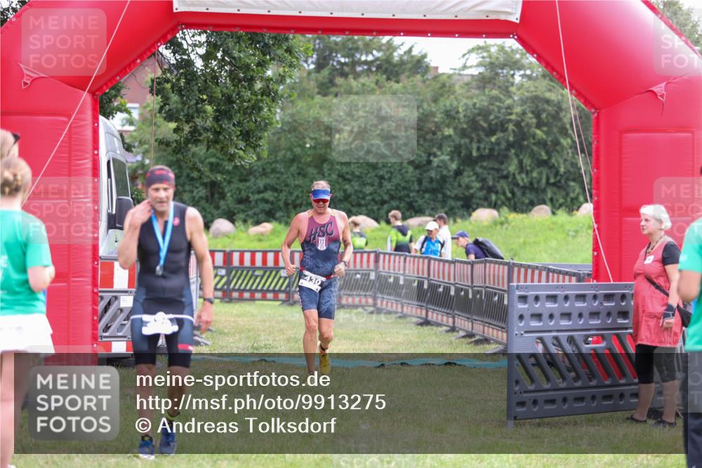 21.06.2026 - 29. Vierlanden-Triathlon Andreas Tolksdorf http://msf.ph/oto/9913275 21.06.2026 11:04:54 Ziel 430 meine-sportfotos.de