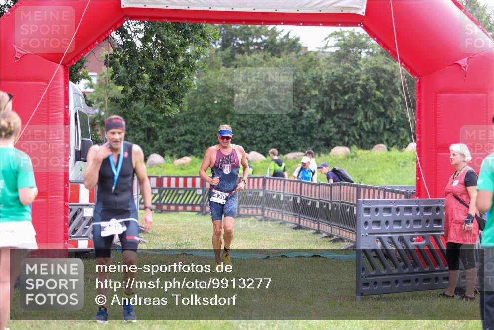 21.06.2026 - 29. Vierlanden-Triathlon Andreas Tolksdorf http://msf.ph/oto/9913277 21.06.2026 11:04:54 Ziel 430 meine-sportfotos.de