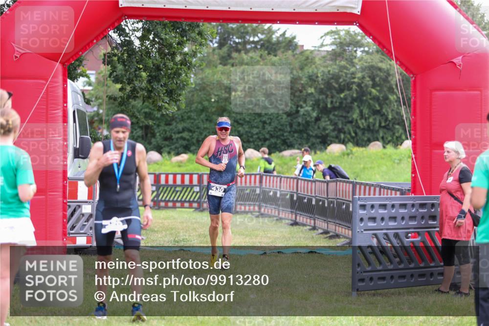 21.06.2026 - 29. Vierlanden-Triathlon Andreas Tolksdorf http://msf.ph/oto/9913280 21.06.2026 11:04:54 Ziel 430 meine-sportfotos.de