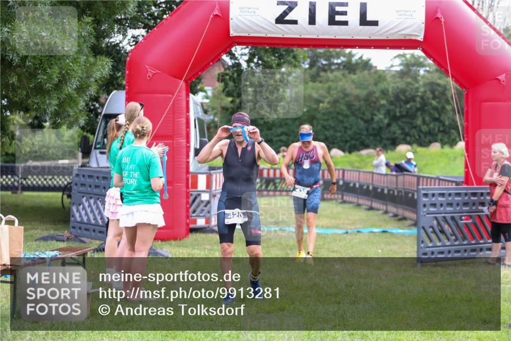 21.06.2026 - 29. Vierlanden-Triathlon Andreas Tolksdorf http://msf.ph/oto/9913281 21.06.2026 11:04:56 Ziel 430 meine-sportfotos.de