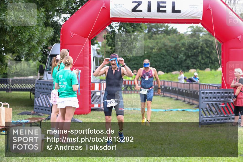 21.06.2026 - 29. Vierlanden-Triathlon Andreas Tolksdorf http://msf.ph/oto/9913282 21.06.2026 11:04:56 Ziel 430 meine-sportfotos.de