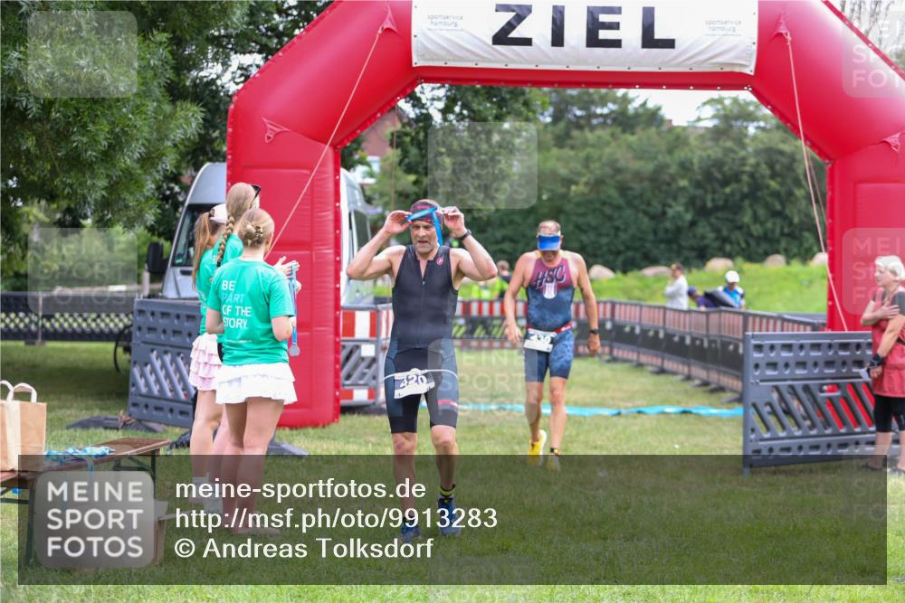 21.06.2026 - 29. Vierlanden-Triathlon Andreas Tolksdorf http://msf.ph/oto/9913283 21.06.2026 11:04:57 Ziel 430 meine-sportfotos.de
