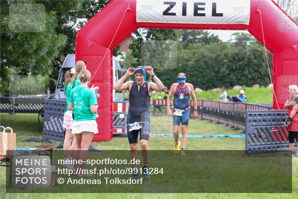 21.06.2026 - 29. Vierlanden-Triathlon Andreas Tolksdorf http://msf.ph/oto/9913284 21.06.2026 11:04:57 Ziel 430 meine-sportfotos.de