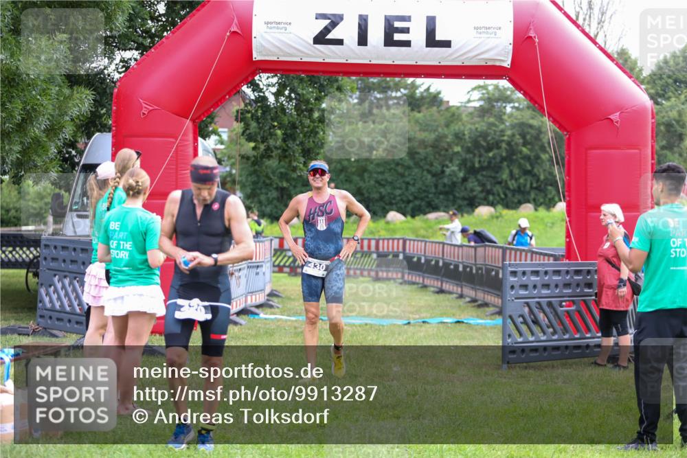21.06.2026 - 29. Vierlanden-Triathlon Andreas Tolksdorf http://msf.ph/oto/9913287 21.06.2026 11:04:58 Ziel 430 meine-sportfotos.de