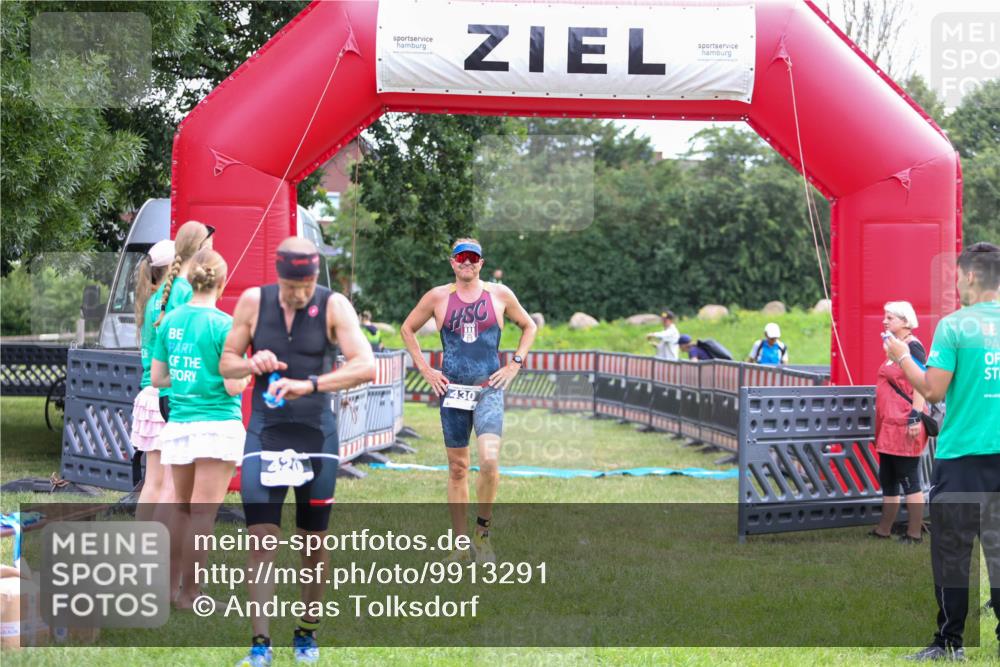 21.06.2026 - 29. Vierlanden-Triathlon Andreas Tolksdorf http://msf.ph/oto/9913291 21.06.2026 11:04:59 Ziel 430 meine-sportfotos.de