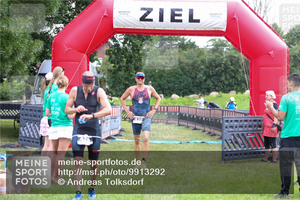 21.06.2026 - 29. Vierlanden-Triathlon Andreas Tolksdorf http://msf.ph/oto/9913292 21.06.2026 11:04:59 Ziel 430 meine-sportfotos.de
