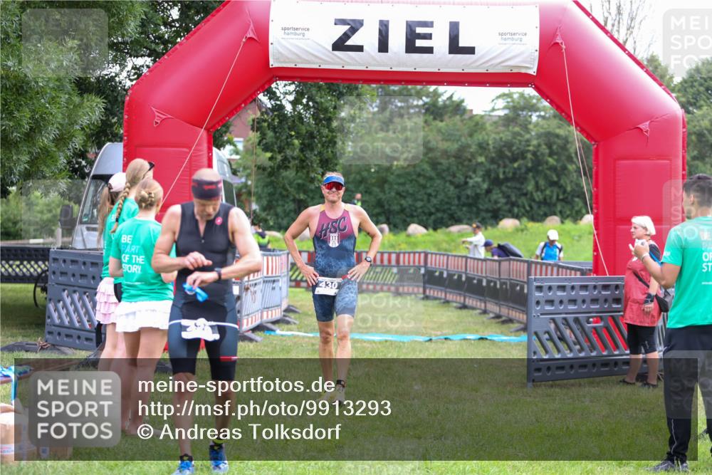 21.06.2026 - 29. Vierlanden-Triathlon Andreas Tolksdorf http://msf.ph/oto/9913293 21.06.2026 11:04:59 Ziel 430 meine-sportfotos.de
