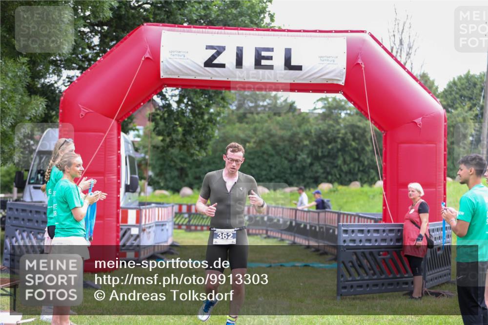21.06.2026 - 29. Vierlanden-Triathlon Andreas Tolksdorf http://msf.ph/oto/9913303 21.06.2026 11:05:17 Ziel 362 meine-sportfotos.de