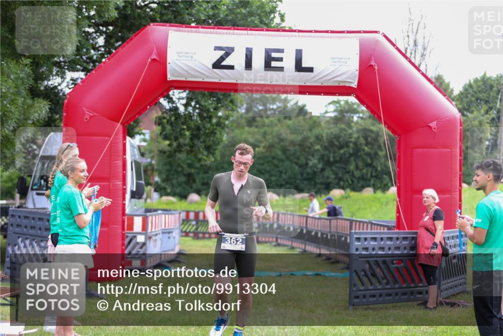 21.06.2026 - 29. Vierlanden-Triathlon Andreas Tolksdorf http://msf.ph/oto/9913304 21.06.2026 11:05:17 Ziel 362 meine-sportfotos.de