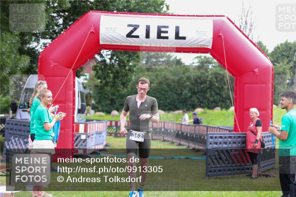 21.06.2026 - 29. Vierlanden-Triathlon Andreas Tolksdorf http://msf.ph/oto/9913305 21.06.2026 11:05:17 Ziel 362 meine-sportfotos.de