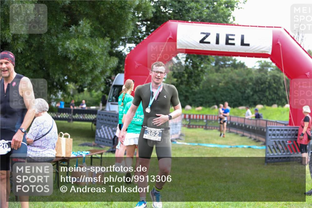 21.06.2026 - 29. Vierlanden-Triathlon Andreas Tolksdorf http://msf.ph/oto/9913306 21.06.2026 11:05:23 Ziel 346 meine-sportfotos.de