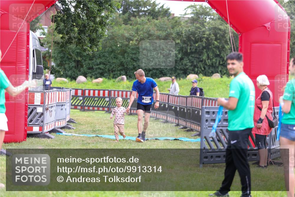 21.06.2026 - 29. Vierlanden-Triathlon Andreas Tolksdorf http://msf.ph/oto/9913314 21.06.2026 11:05:29 Ziel 346 meine-sportfotos.de