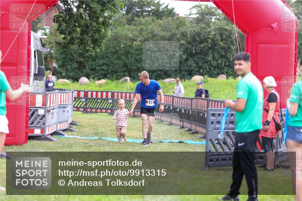 21.06.2026 - 29. Vierlanden-Triathlon Andreas Tolksdorf http://msf.ph/oto/9913315 21.06.2026 11:05:29 Ziel 346 meine-sportfotos.de