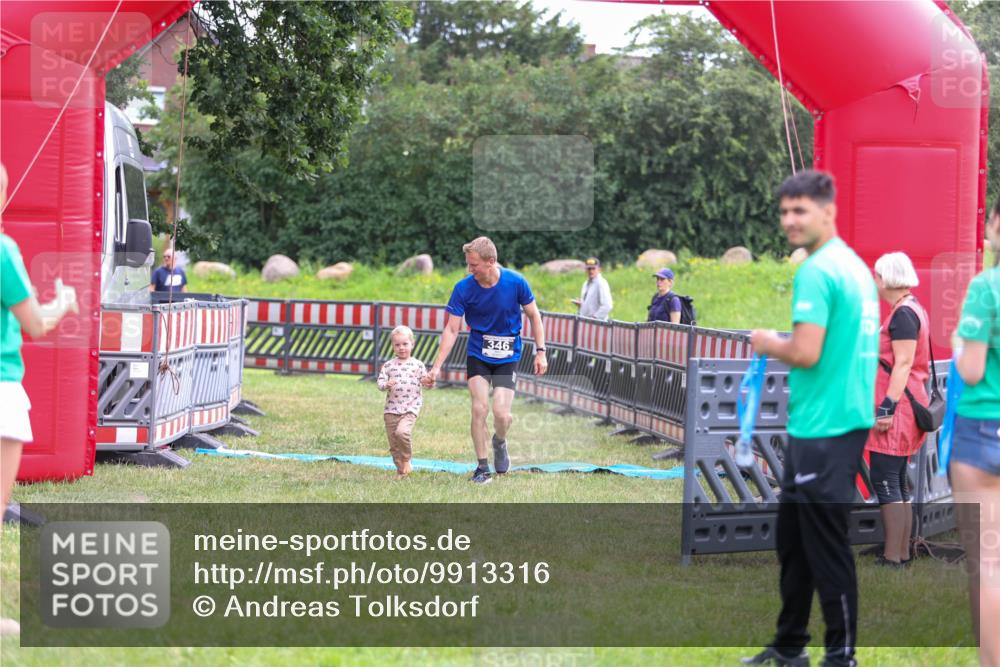 21.06.2026 - 29. Vierlanden-Triathlon Andreas Tolksdorf http://msf.ph/oto/9913316 21.06.2026 11:05:29 Ziel 346 meine-sportfotos.de