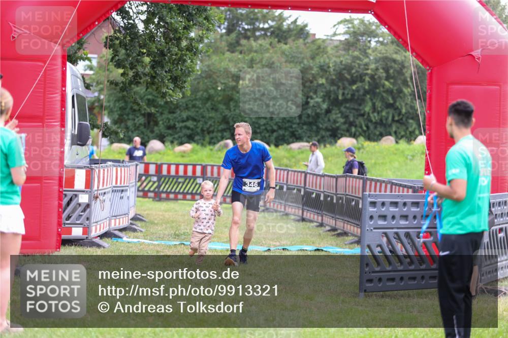 21.06.2026 - 29. Vierlanden-Triathlon Andreas Tolksdorf http://msf.ph/oto/9913321 21.06.2026 11:05:30 Ziel 346 meine-sportfotos.de