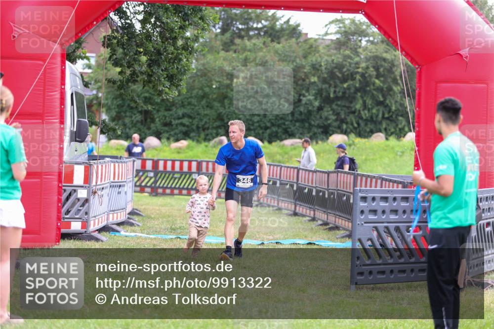 21.06.2026 - 29. Vierlanden-Triathlon Andreas Tolksdorf http://msf.ph/oto/9913322 21.06.2026 11:05:30 Ziel 346 meine-sportfotos.de