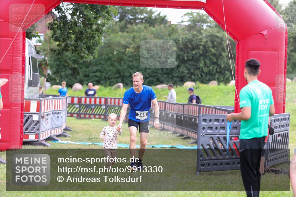 21.06.2026 - 29. Vierlanden-Triathlon Andreas Tolksdorf http://msf.ph/oto/9913330 21.06.2026 11:05:31 Ziel 346 meine-sportfotos.de