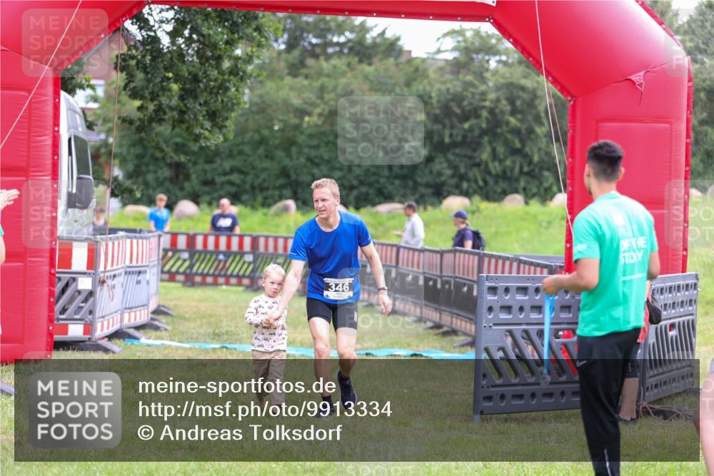 21.06.2026 - 29. Vierlanden-Triathlon Andreas Tolksdorf http://msf.ph/oto/9913334 21.06.2026 11:05:32 Ziel 337, 346 meine-sportfotos.de