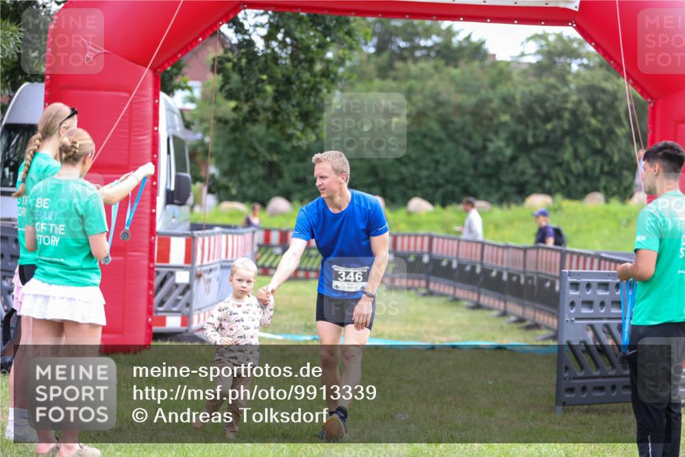 21.06.2026 - 29. Vierlanden-Triathlon Andreas Tolksdorf http://msf.ph/oto/9913339 21.06.2026 11:05:33 Ziel 337, 346 meine-sportfotos.de