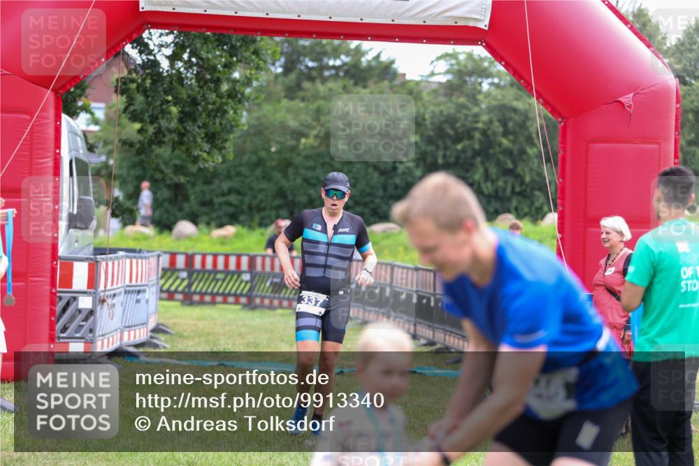 21.06.2026 - 29. Vierlanden-Triathlon Andreas Tolksdorf http://msf.ph/oto/9913340 21.06.2026 11:05:45 Ziel 337 meine-sportfotos.de