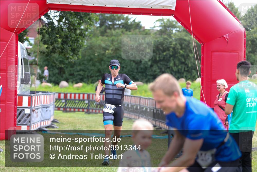21.06.2026 - 29. Vierlanden-Triathlon Andreas Tolksdorf http://msf.ph/oto/9913344 21.06.2026 11:05:45 Ziel 337 meine-sportfotos.de