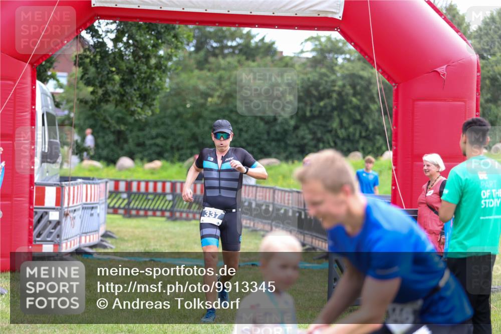 21.06.2026 - 29. Vierlanden-Triathlon Andreas Tolksdorf http://msf.ph/oto/9913345 21.06.2026 11:05:45 Ziel 337 meine-sportfotos.de